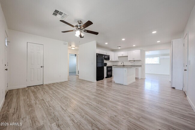 Building Photo - 7014 N 77th Ave