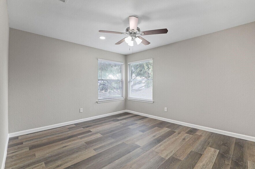 Building Photo - 4951 Garden Grove Rd