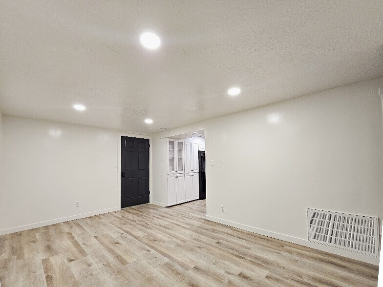 Building Photo - 610 W 5735 S