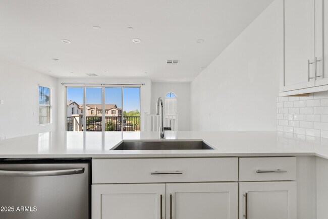 Building Photo - 4658 S Vapor