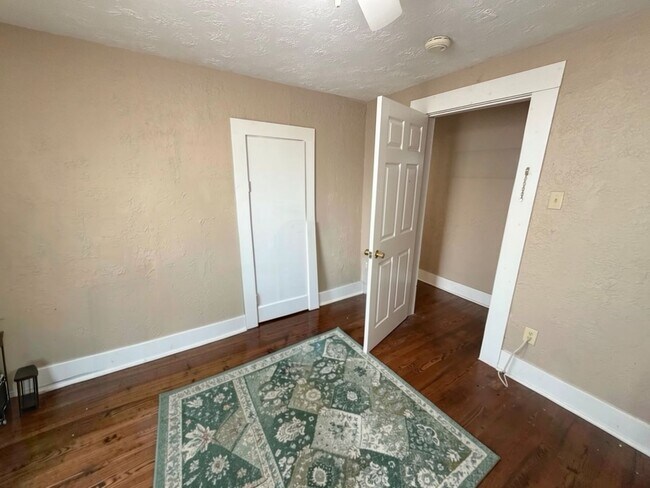 Building Photo - 3bed/1bath Home Available Just Steps Away From Norman's Campus Corner!!