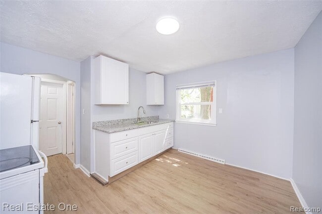 Building Photo - 22675 Santa Maria St