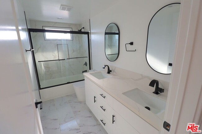 Building Photo - 776 1/2 W 25th St