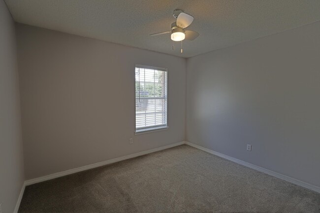 Building Photo - 1915 Sunrise Dr