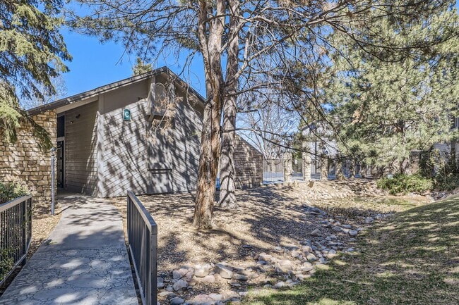 Building Photo - Charming Ground Floor Condo