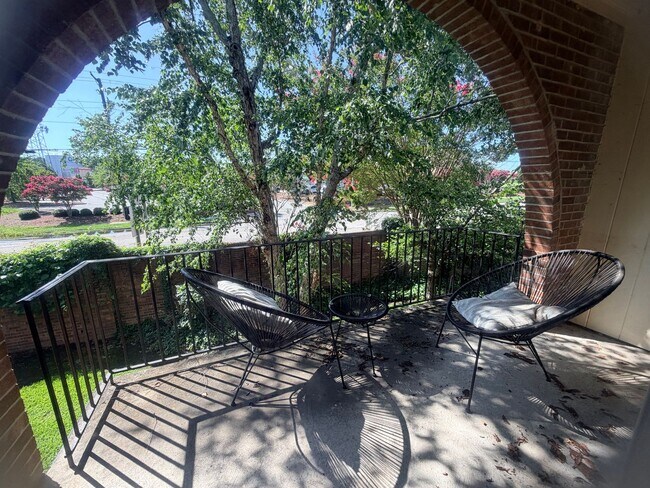 Building Photo - 5516 Lakeshore Dr