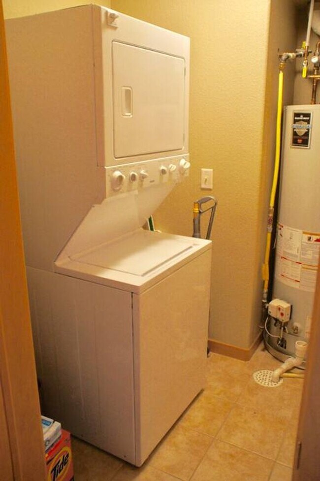 Building Photo - Long Term or Seasonal: Warm inviting condo...