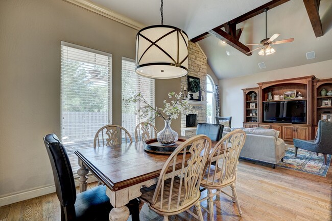 Building Photo - Luxury 5 Bedroom Home in Fairfax Estates, next to public golf course - Safe Room- Memorial High- ...