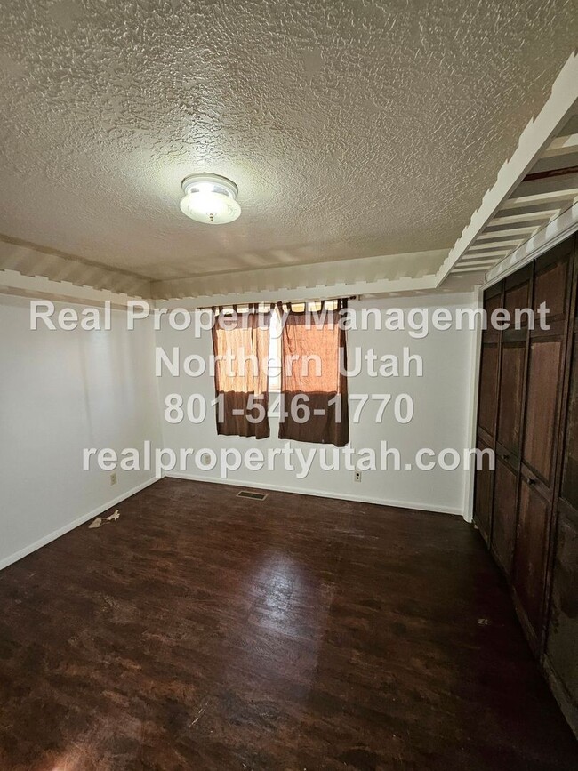 Building Photo - 4 Bedroom 2 Bath Duplex- Main Level Availa...