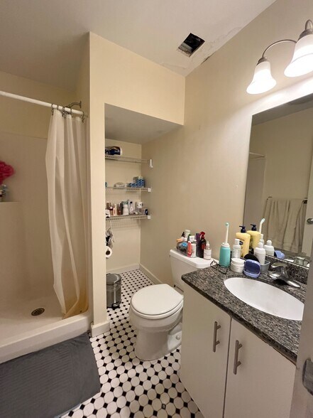Building Photo - 461 Park Dr