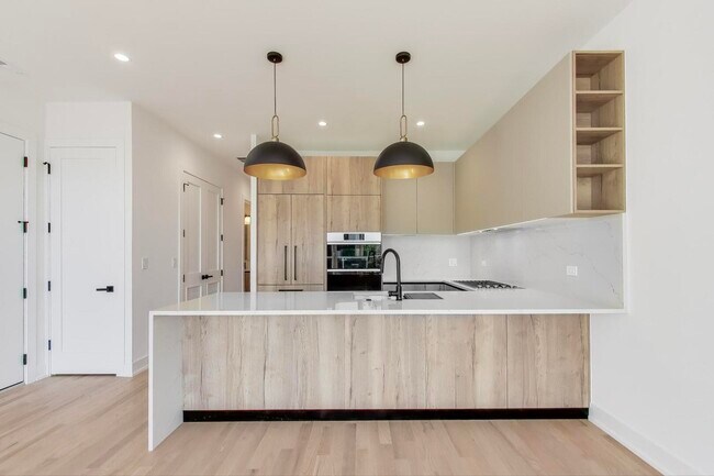 Building Photo - 2456 W Cortez St