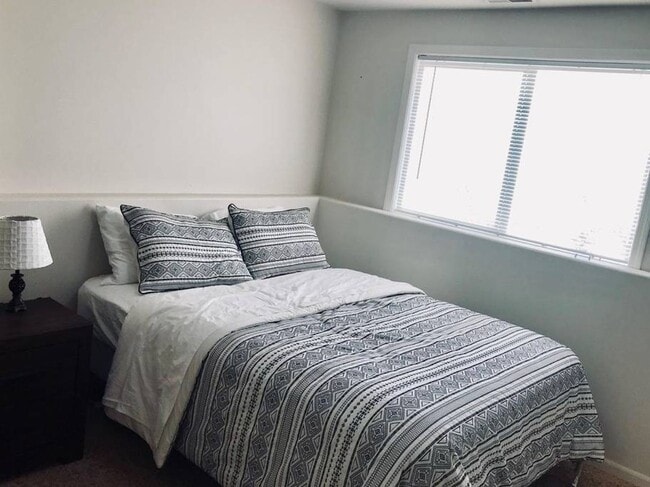 Building Photo - 3 Bedroom Townhome | Attached Double Stall Garage | Spacious