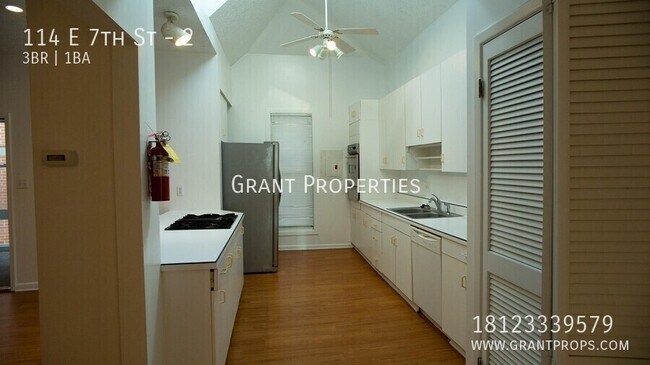 Building Photo - 114 E 7th St