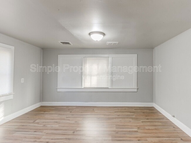 Building Photo - 730 N Louisa Ave