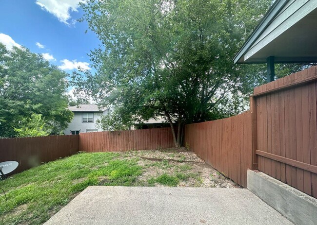 Building Photo - 3 BD/2.5 BA AVAILABLE IN GATED COMMUNITY I...