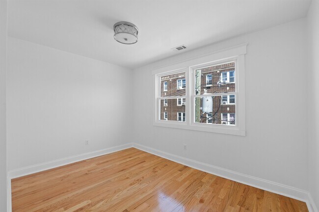 Building Photo - 5 Poplar St