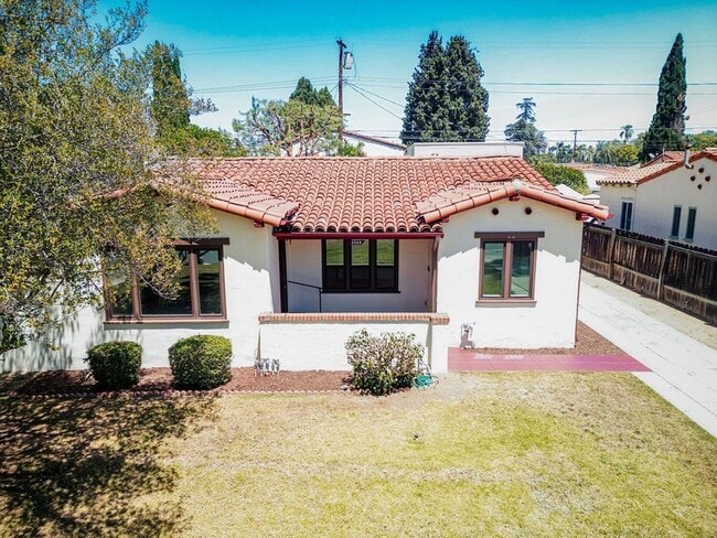 Building Photo - Wood Street Charmer - 3 Bed / 2 bath (Front House)