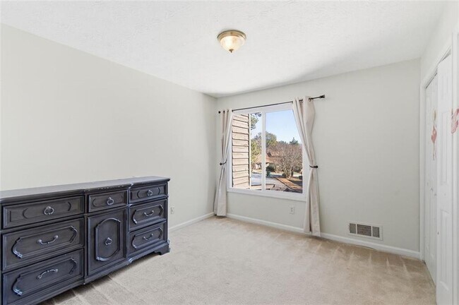 Building Photo - 1512 Stoneleigh Way