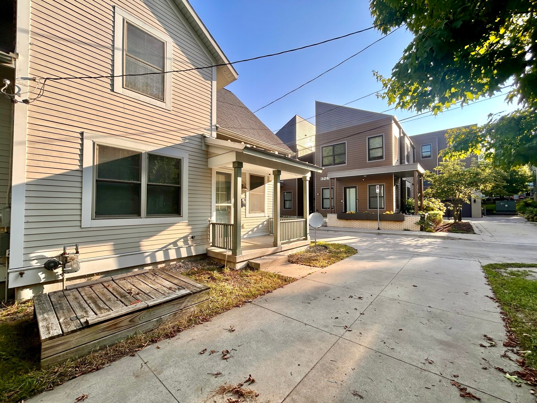 Surface Lot Parking - 327 Freyling Pl SE