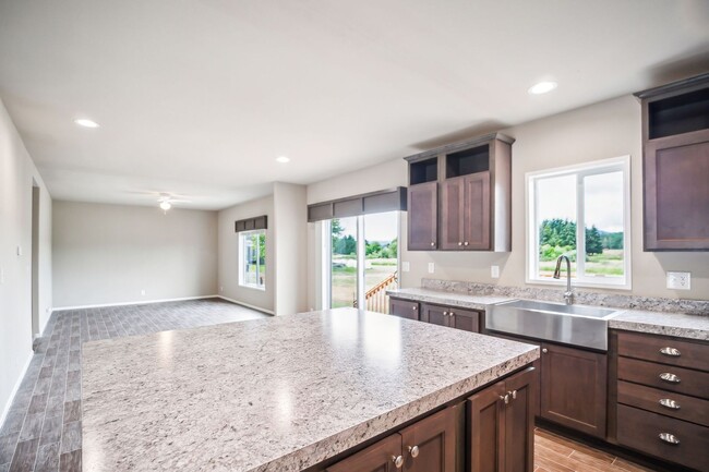 Building Photo - 1/2 off first month's rent and free Samsun...