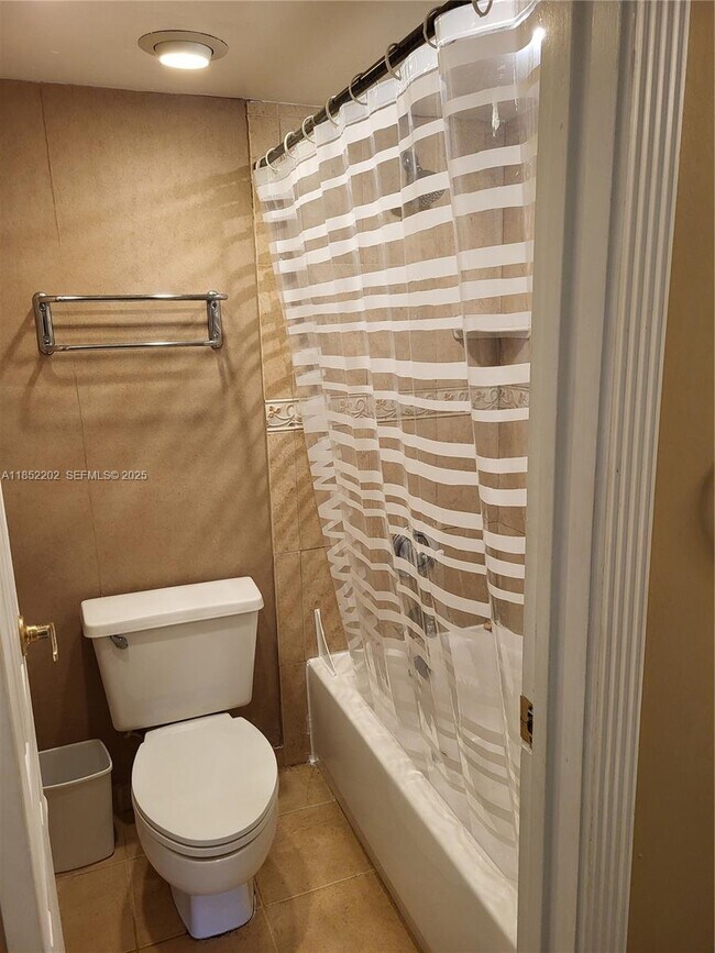 Building Photo - 3475 N Country Club Dr