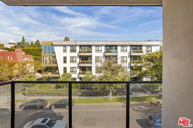 Building Photo - 2361 Fox Hills Dr