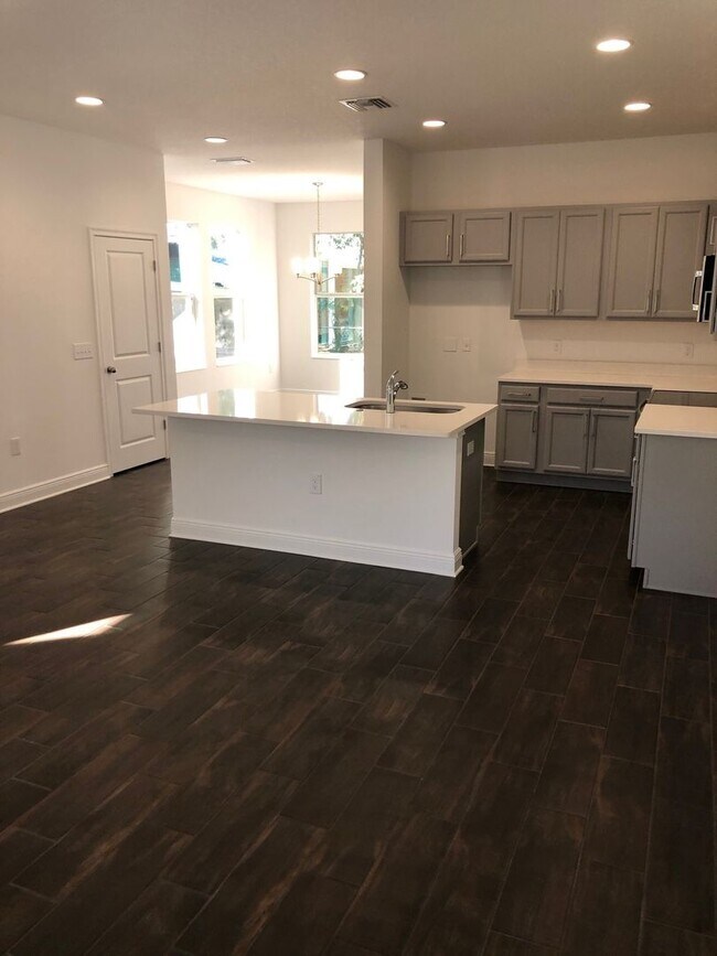 Building Photo - 310 E Ford St