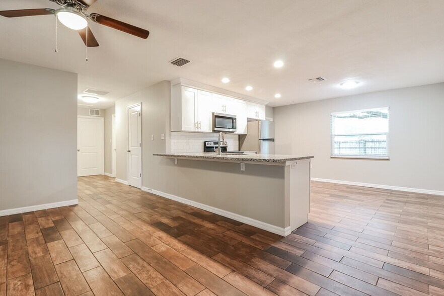 Building Photo - 3014 N Pineway Dr