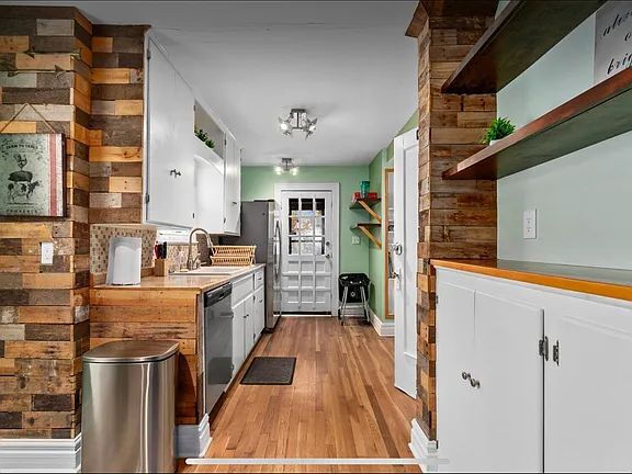 Building Photo - "Charming 3-Bed, 2-Bath Home on Holmes St, Kansas City - Your Cozy Retreat Awaits!"