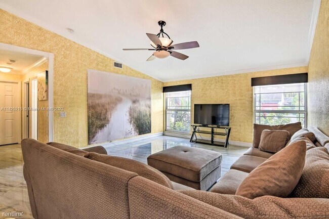Building Photo - 4 br, 3.5 bath House - 531 SW 167th Ter