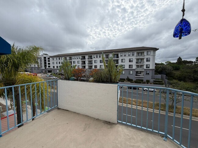 Building Photo - Light-Filled 1 Bed / 1 Bath Condo in UTC, San Diego – Skylights & Balcony