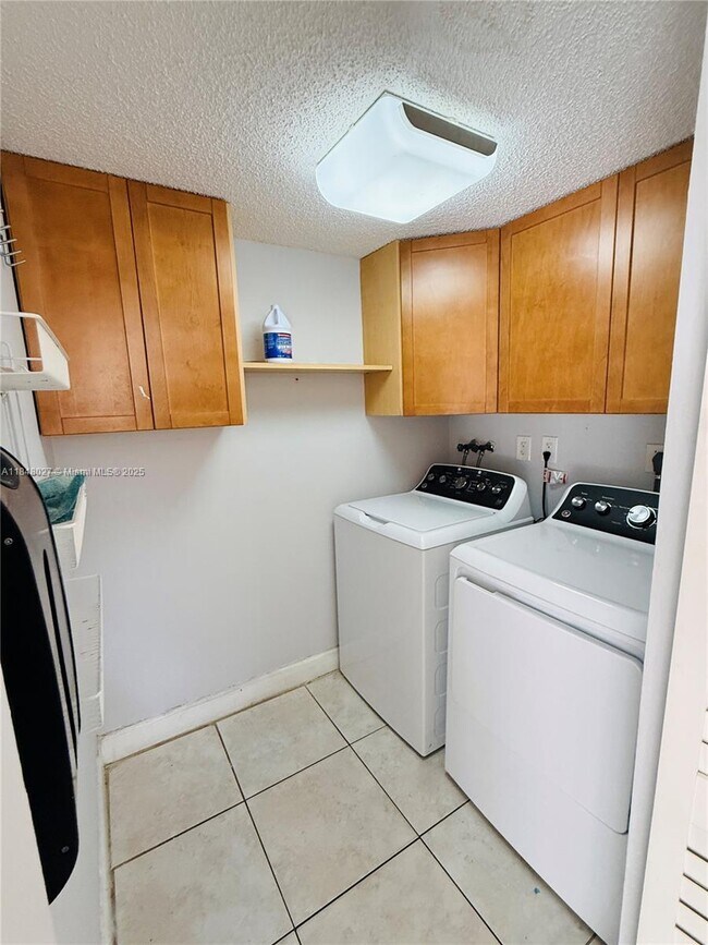 Building Photo - 9530 SW 148th Pl