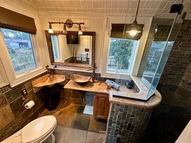 Building Photo - Large 3 Bedroom With Water Views