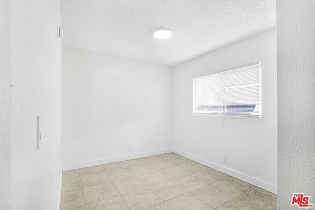 Building Photo - 959 S Soto St