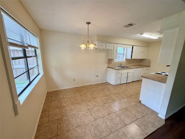 Building Photo - 15811 Nutcracker Ct