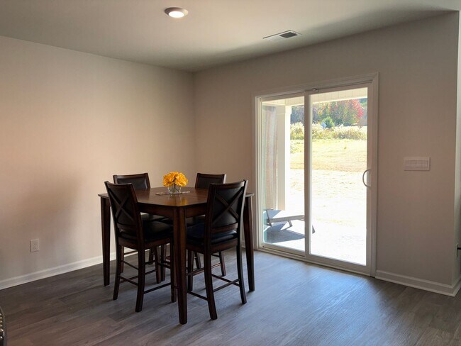 Building Photo - 4 Bedroom, 2 Bathroom House in Trinity!