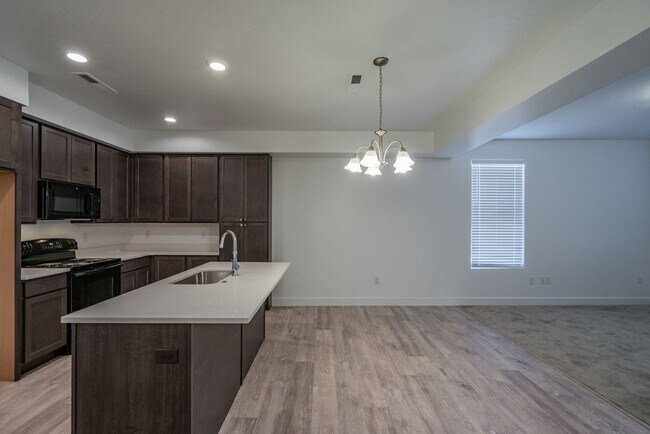 Building Photo - Well Maintained, 3 Bedroom and 2.5 Bathroom Townhome in Desert Color! Internet Included!
