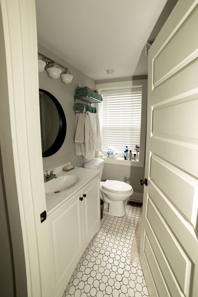 Building Photo - Charming 3-Bedroom Furnished Home – Walk t...