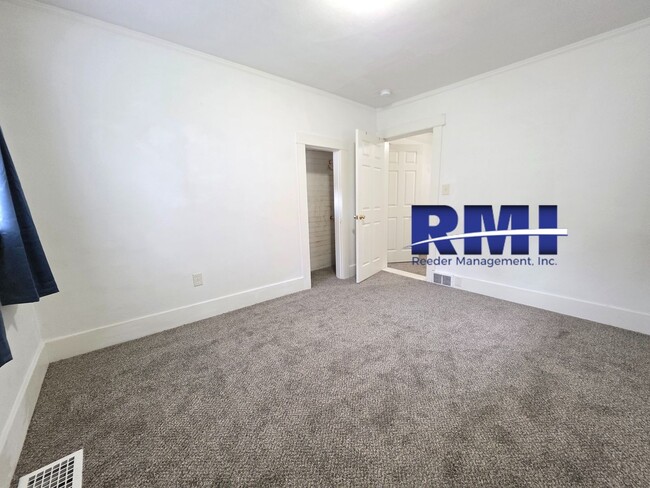 Building Photo - 2 Bedroom Oasis