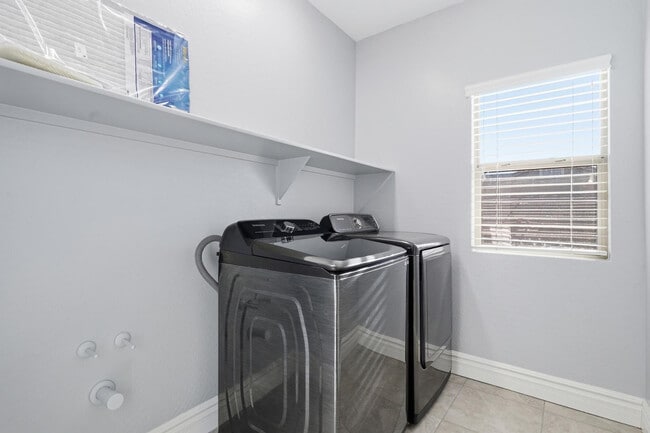 Building Photo - 16809 W Magnolia St