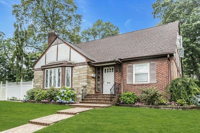 Building Photo - 95 E Shore Dr