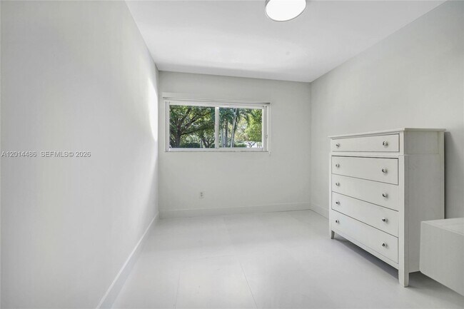 Building Photo - 711 Sunset Dr