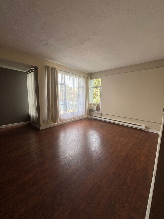 Building Photo - Upgraded 2 Bedroom 2 Bath Close to Downtow...