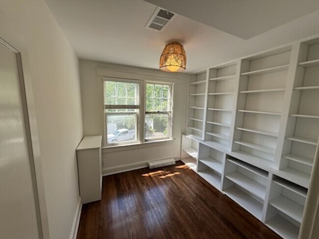 Building Photo - *DREAM LOCATION* 6BR Completely Renovated Duplex