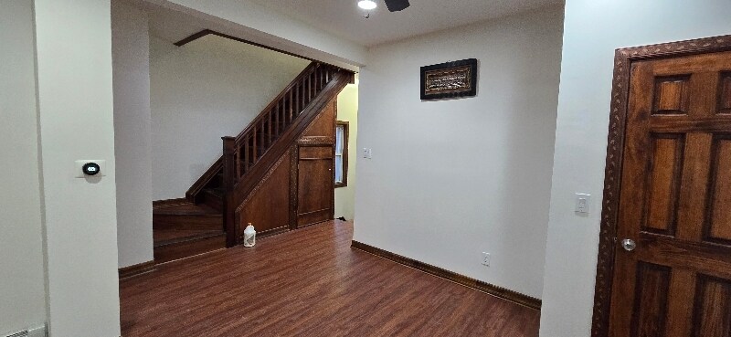 Building Photo - 400 E 7th St