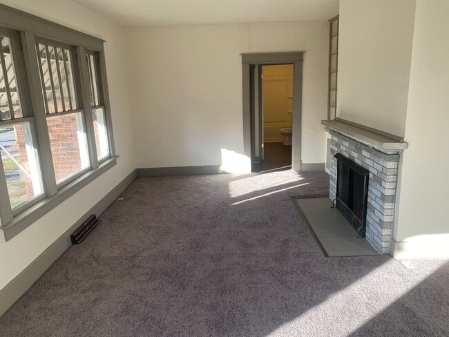 Building Photo - 606 W Cherry St