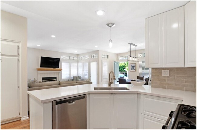 Building Photo - Fully Furnished Short Term Ocean Close Rental