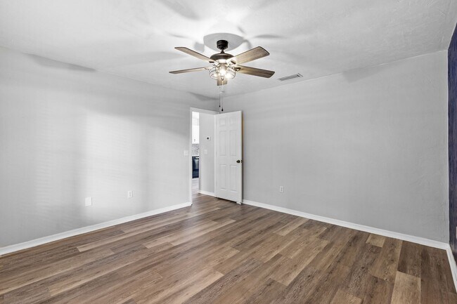 Building Photo - Experience a breezy lifestyle in the convenient Eagle Point subdivision!