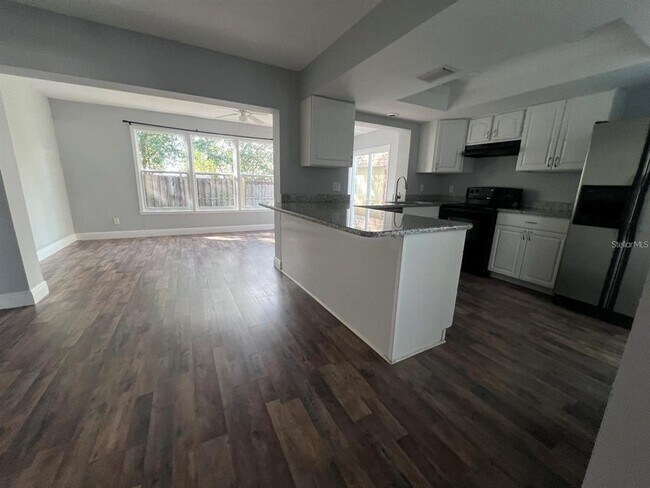 Building Photo - 2072 Los Lomas Dr