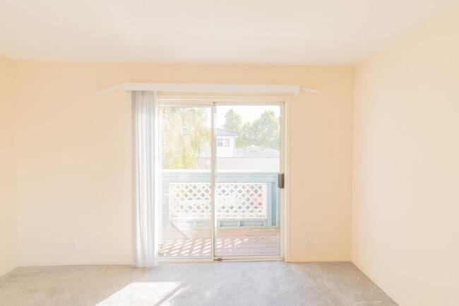 Building Photo - 1527 Four Oaks Cir